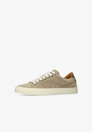 Beige suède lage sneaker met witte veters, crèmekleurige rubberen zool, geperforeerde details aan de zijkant en een bruine leren hielstreep.