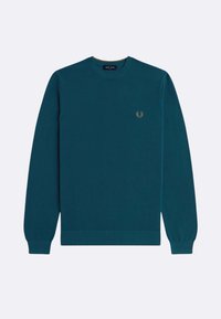 Maglione lavorato a maglia color teal con scollo rotondo, maniche lunghe, polsini e orlo a coste. Presenta un piccolo emblema dorato sul petto.