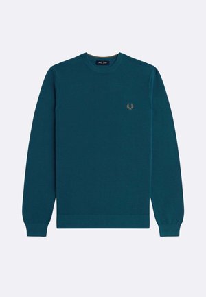 Maglione lavorato a maglia color teal con scollo rotondo, maniche lunghe, polsini e orlo a coste. Presenta un piccolo emblema dorato sul petto.