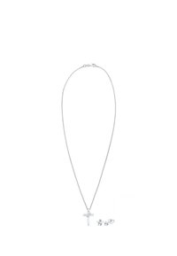 Collana d'argento con un ciondolo a forma di croce, dotato di una pietra centrale. Accompagnata da orecchini a bottone in argento abbinati con pietre trasparenti.