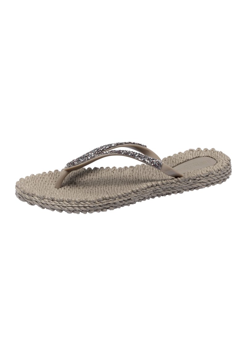 Beige gevlochten teenslipper met een getextureerde zool en glinsterende zilveren banden, ontworpen voor casual gebruik.