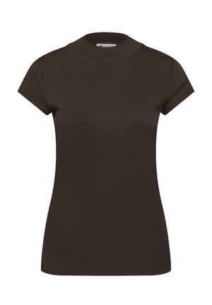 Ciemnobrązowy, dopasowany t-shirt z krótkim rękawem i wysokim okrągłym dekoltem, prezentowany na jednolitym białym tle.