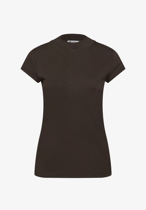 Ciemnobrązowy, dopasowany t-shirt z krótkim rękawem i wysokim okrągłym dekoltem, prezentowany na jednolitym białym tle.