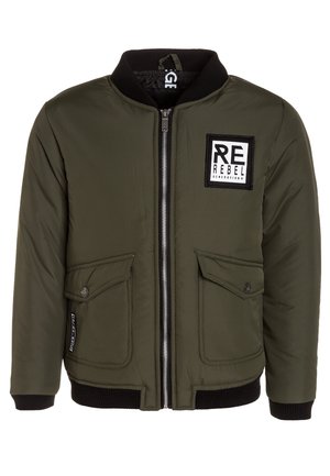 Chaqueta bomber verde oliva con cuello y puños de canalé negros, cremallera frontal, dos bolsillos con solapa y botón, y parche "REBEL Generation" en el pecho.