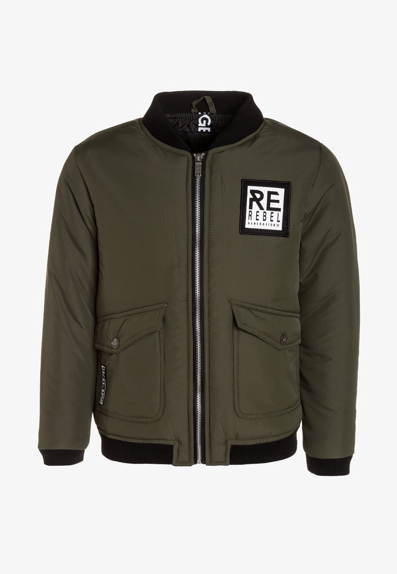 Veste bomber vert olive avec col et poignets côtelés noirs, fermeture éclair frontale, deux poches à rabat boutonnées et écusson "REBEL Generation" sur la poitrine.
