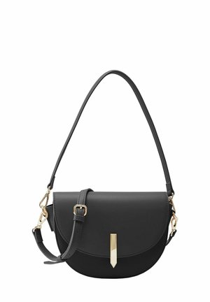 Bolso de piel negra con forma redondeada, herrajes dorados, una solapa suave y una correa desmontable para un uso versátil.