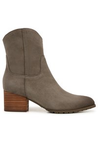 Bottine en suède grise avec un bout pointu, tige lisse et un talon en bois empilé. Semelle texturée pour une meilleure adhérence, accents de couture minimalistes.