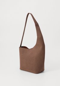 Brun lærveske med glatt tekstur, en enkelt stropp og en frontr pocket. Designet er minimalistisk og har en buet form.
