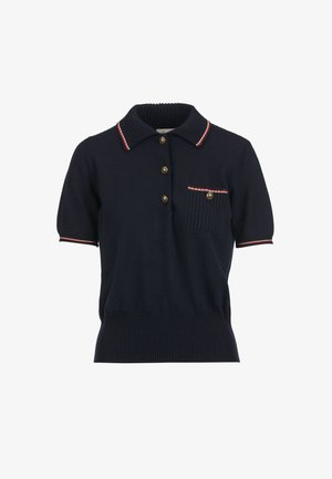 Pomorska polo majica kratkih rukava od pletenog materijala, s rebrastim ovratnikom i rubom, ukrašena zlatnim gumbima i crveno-bijelim obrubom na ovratniku, džepu i rukavima.