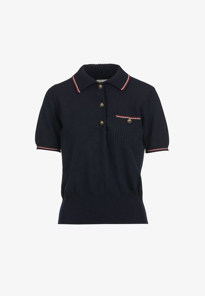 Polo tricotat cu mâneci scurte, de culoare bleumarin, cu guler și tiv striat, având nasturi aurii și margini roșii și albe pe guler, buzunar și mâneci.