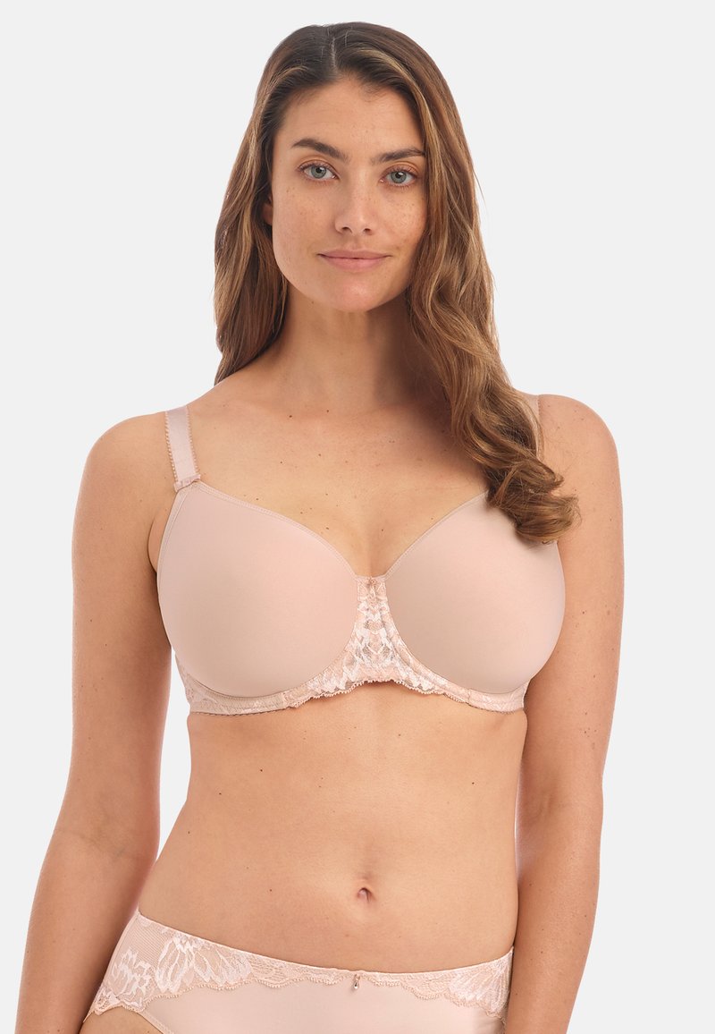 Lichtroze beha met gladde stof, gevormde cups en kantdetails in het midden en op de banden. Verstelbare banden voor een goede pasvorm.