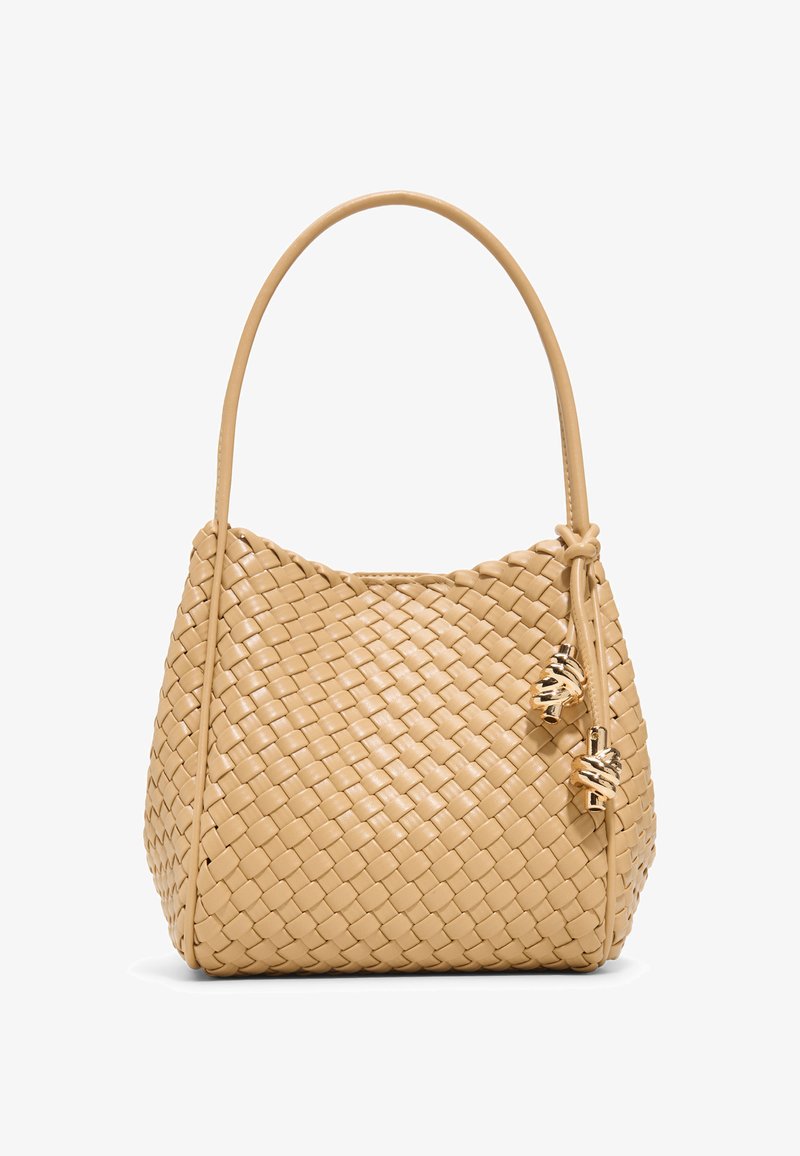 Sac à main en cuir tressé beige avec une anse unique arrondie et deux accents métalliques dorés en forme de nœud sur un côté.