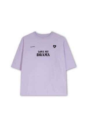 Camiseta de color púrpura claro con mangas cortas y escote redondo, con la frase impresa en negro "LOVE MY DRAMA" y un pequeño logo de corazón negro.