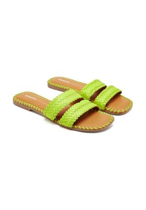Sandalias deslizantes trenzadas verdes con un diseño de tres correas, que presentan una plantilla marrón suave y un detallado de costura en contraste a lo largo de los bordes.