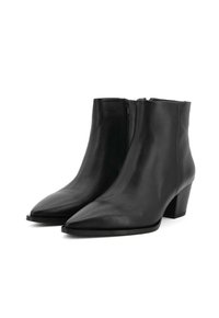 Stivali neri in pelle alla caviglia con punta appuntita, chiusura con zip e tacco largo. Texture liscia con accenti minimi.