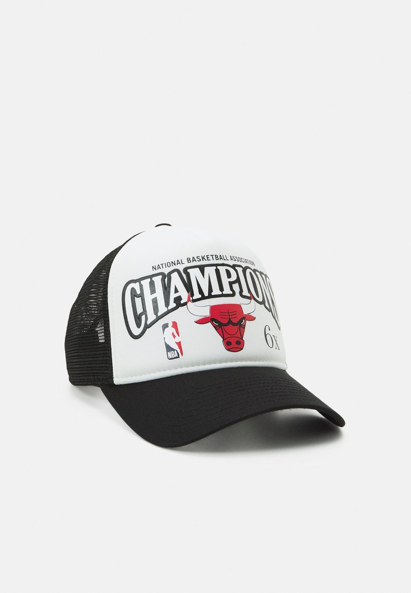 Witte en zwarte pet met een mesh achterkant, een gebogen klep, NBA-logo en een opvallend rood Bulls-logo met de tekst "CHAMPIONS" en "6x."