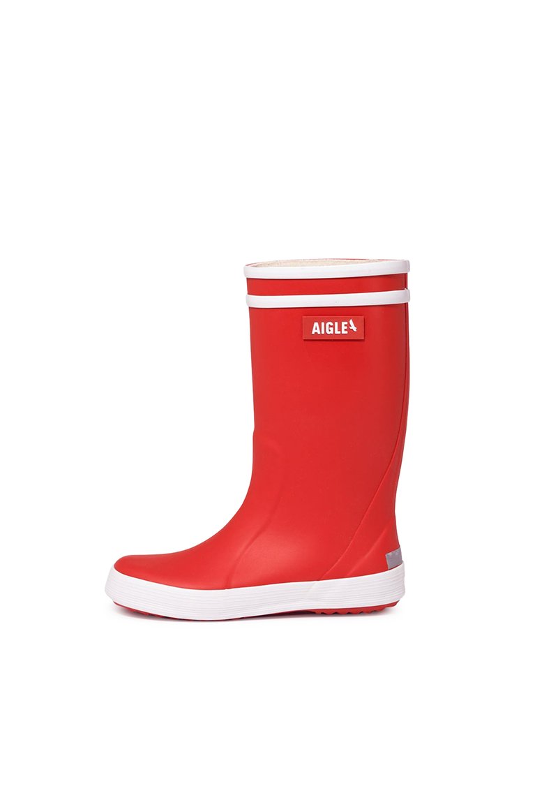 Botte de pluie en caoutchouc rouge avec une texture lisse, accents blancs en haut et sur la semelle, et une étiquette avec logo sur le côté. Hauteur mi-mollet.