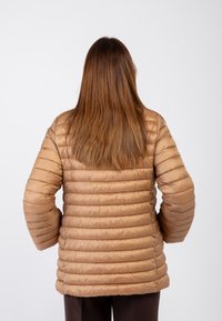 Giacca puffer marrone chiaro con motivo a cuscinetti orizzontali, maniche a costine e orlo arrotondato, realizzata in materiale lucido e liscio.