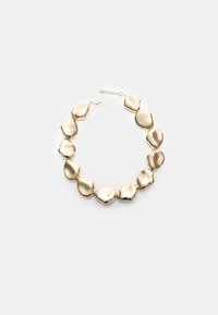 Collana in tono oro caratterizzata da link a forma di goccia irregolari, levigati e con una superficie lucida, dotata di una chiusura a catena per la regolazione.