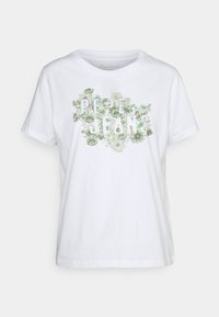 Camiseta blanca de manga corta con un grupo floral verde y el texto "PEPE JEANS" impreso en letras grandes en el pecho.