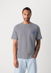 Scotch & Soda POCKET - Print T-shirt - white / navy