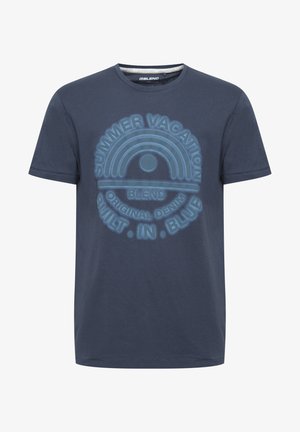 Tricou din bumbac de culoare albastru închis, cu guler rotund și mâneci scurte. Prezintă textul "VACANȚA DE VARĂ" și un grafic cu curcubeu imprimat în culoare albastru deschis.