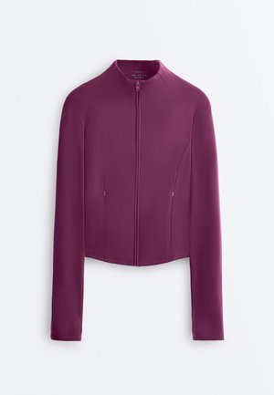 Jachetă cu mâneci lungi, cu fermoar, de culoare violet închis, cu guler înalt și detalii subtile la cusături, așezată plat pe un fundal alb simplu.