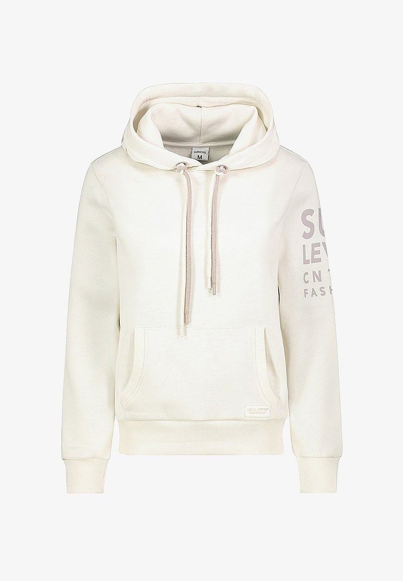 Cremefarbener Hoodie aus weichem Material, ausgestattet mit einer Vorderentasche, Zugband und einem Textdesign auf dem Ärmel. Gerippte Bündchen und Saum.