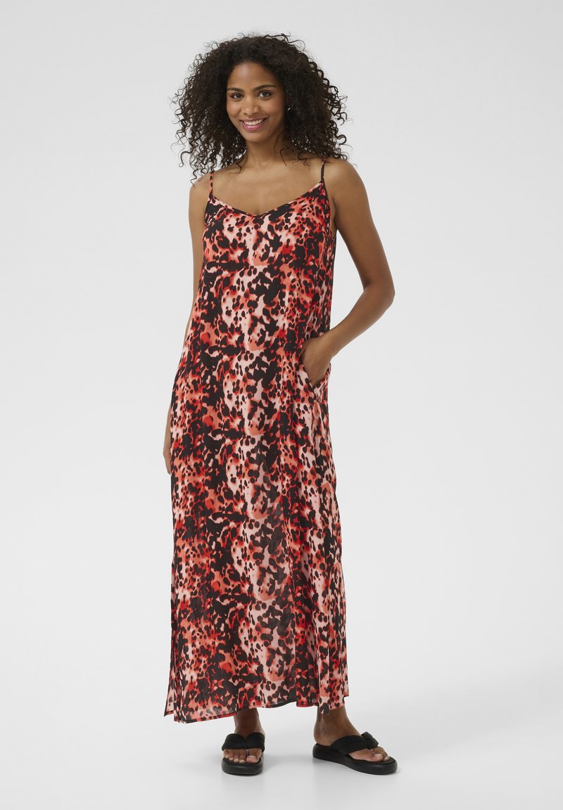 Robe maxi en tissu léger et fluide présentant un motif léopard abstrait rouge et noir. Décolleté en V, bretelles réglables et poches latérales.