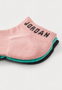 Conjunto de calcetines bajos en colores rosa, verde azulado y negro. La palabra "JORDAN" se destaca en negro en el calcetín rosa.