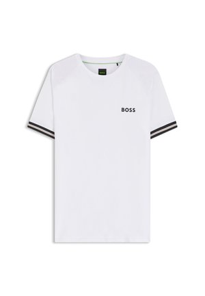 Weißes T-Shirt mit kurzem Arm und Rundhalsausschnitt, mit "BOSS"-Schriftzug auf der linken Brust und schwarz-beigen gestreiften Details an den Ärmelbündchen.