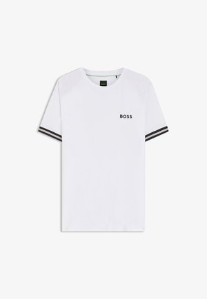 T-shirt blanc à manches courtes et col rond avec le texte "BOSS" sur la poitrine gauche et des détails rayés noirs et beige sur les poignets des manches.