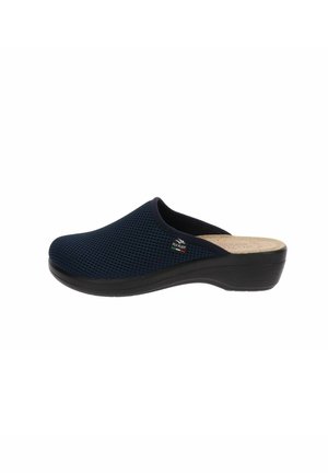 Zoccolo blu navy in rete con suola nera curva, caratterizzato da una superficie texture e un plantare in sughero per il comfort.