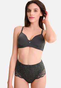 Ensemble de soutien-gorge en dentelle grise et de culotte taille haute avec motif floral, présentant des bordures festonnées et un détail de logo sur la ceinture.