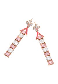 Orecchini lunghi con pietre rettangolari alternate in rosa e trasparenti, con montatura dorata e accenti a forma di freccia rosa nella parte superiore.