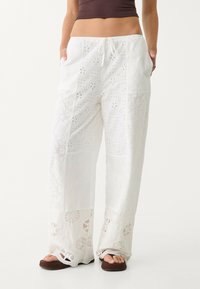 EMBROIDERED PATCHWORK - Hlače - white
