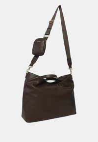 Borsa a spalla in pelle marrone con una forma morbida, dotata di un ampio scomparto principale e di una tasca con zip removibile.