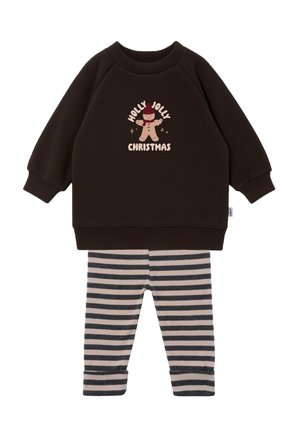 Dunkelbraunes Sweatshirt mit Aufdruck "Holly Jolly Christmas" und einem Lebkuchenmotiv. Gestreifte Leggings in Beige und Grau mit umgeschlagenen Bündchen.