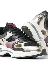 Baskets de sport avec une tige en mesh noir, des accents argent métallisé et mauve. Semelle blanche épaisse avec une semelle extérieure en caoutchouc texturé et des lacets noirs.