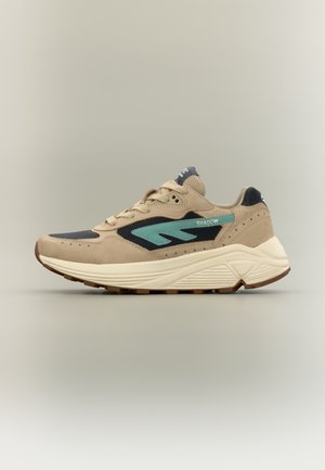 Beige und marineblauer Laufschuh mit türkisfarbenen Akzenten, Obermaterial aus Wildleder und Mesh, gepolsterter Kragen und dicker weißer Zwischensohle. Gummiaußensohle mit Profilrillen.