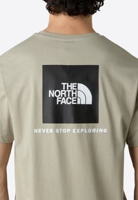 The North Face BOX - Print T-shirt - clay grey tnf black