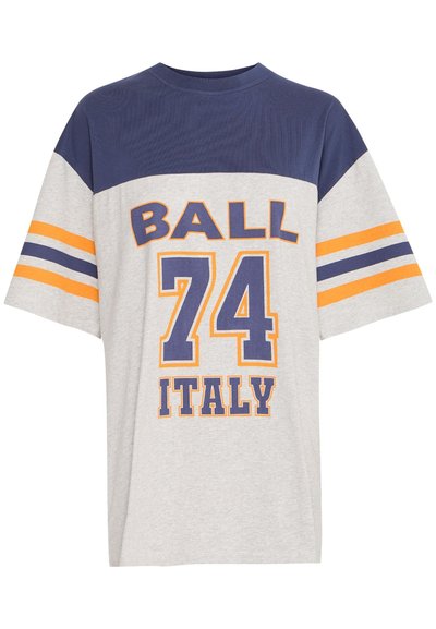 Tricou scurt cu mânecă gri, având partea superioară de culoare bleumarin, dungi portocalii și bleumarin și text îndrăzneț care spune "BALL 74 ITALY" în diverse culori.