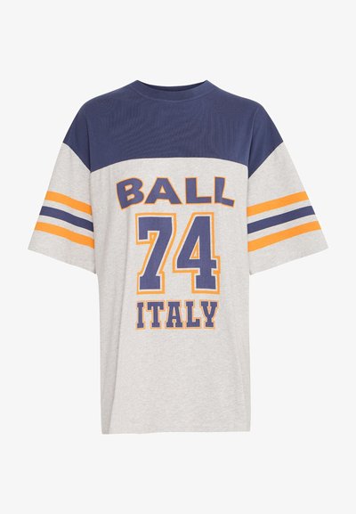 Tricou scurt cu mânecă gri, având partea superioară de culoare bleumarin, dungi portocalii și bleumarin și text îndrăzneț care spune "BALL 74 ITALY" în diverse culori.