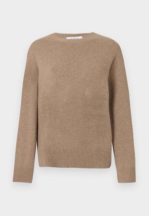Pulover din lână maro cu guler rotund, mâneci lungi și tiv cu nervuri. Textură netedă, design simplu, fără modele sau accente vizibile.