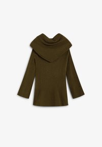 Suéter verde oliva con un amplio cuello de bufanda, mangas largas y textura acanalada. Presenta un dobladillo ligeramente acampanado y un diseño de espalda sin costuras.