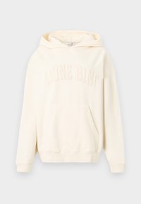 Εκρού πουλόβερ με κουκούλα και τσέπη καγκουρό, με ανάγλυφο κείμενο "ANINE BING" στο στήθος, παρουσιάζεται σε απλό φόντο.