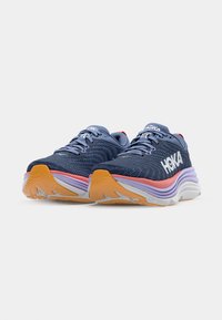 Blaue und graue Laufschuhe mit einem strukturierten Mesh-Obermaterial, orangen und lila Akzenten in der Zwischensohle sowie einem weißen Logo an der Seite.