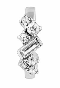 Anillo de plata con piedras preciosas transparentes en varias formas, incluyendo redondas y rectangulares, con un diseño asimétrico y en racimo, y un acabado pulido.