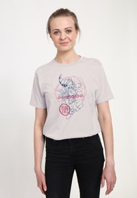 Světle šedé tričko z bavlny, s modro-růžovým grafickým designem postavy s rohy a japonským textem v kruhovém vzoru.