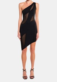 Svart asymmetrisk klänning med genomskinliga mesh-inslag, design med en axel, figurnära silhuett och en elegant, modern estetik.